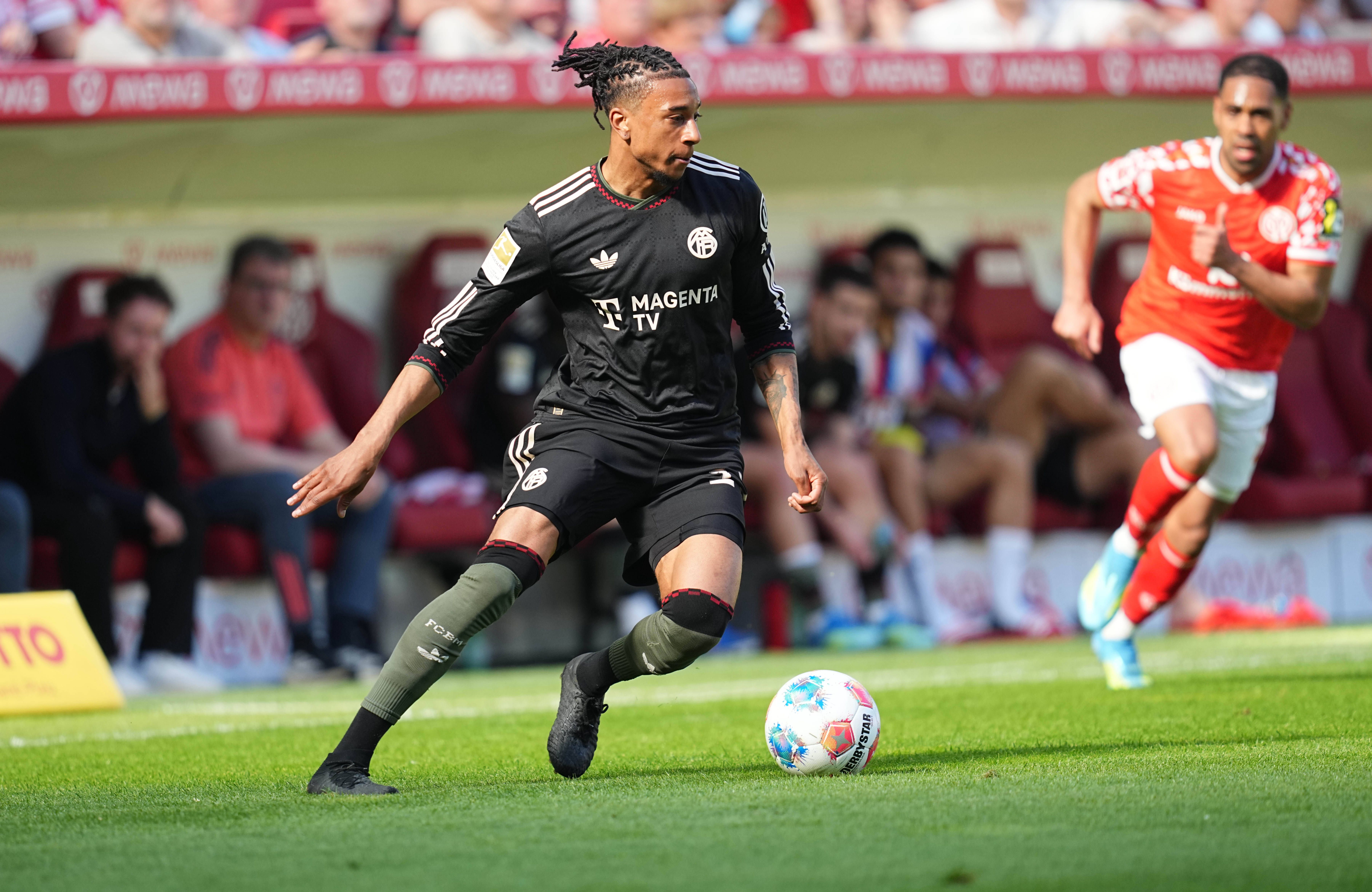 Michael Olise, extremo francês de 24 anos - 13 golos