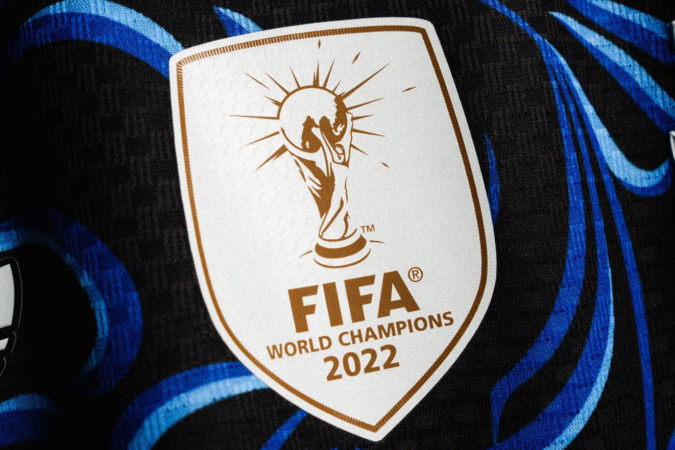 Pormenor do escudo de campeão do Mundo na camisola alternativa da Argentina. Adidas