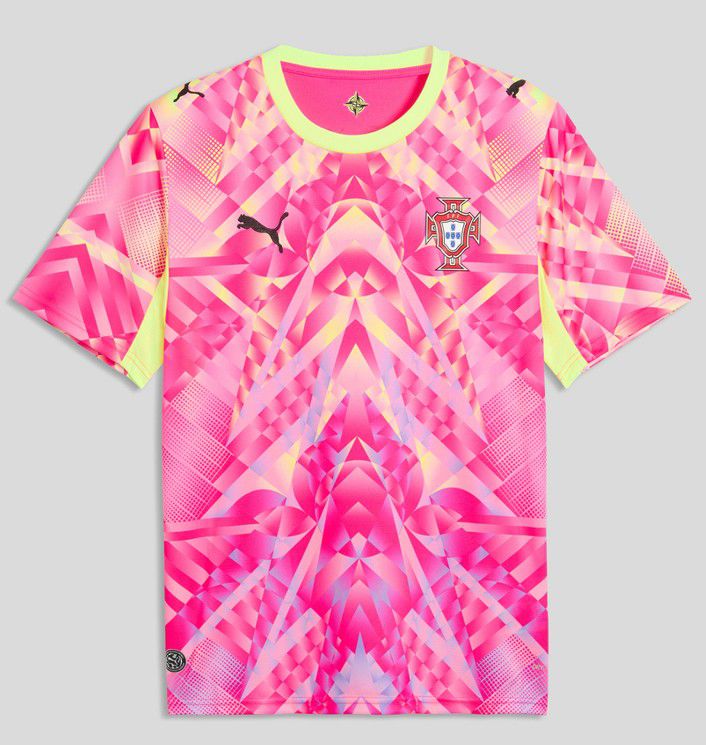 Portugal (Grupo K), camisola de guarda-redes pixel. Puma
