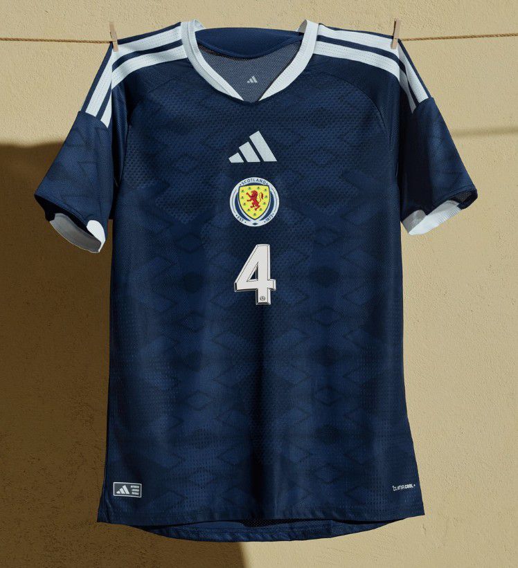 Escócia (Grupo C), camisola principal. Adidas
