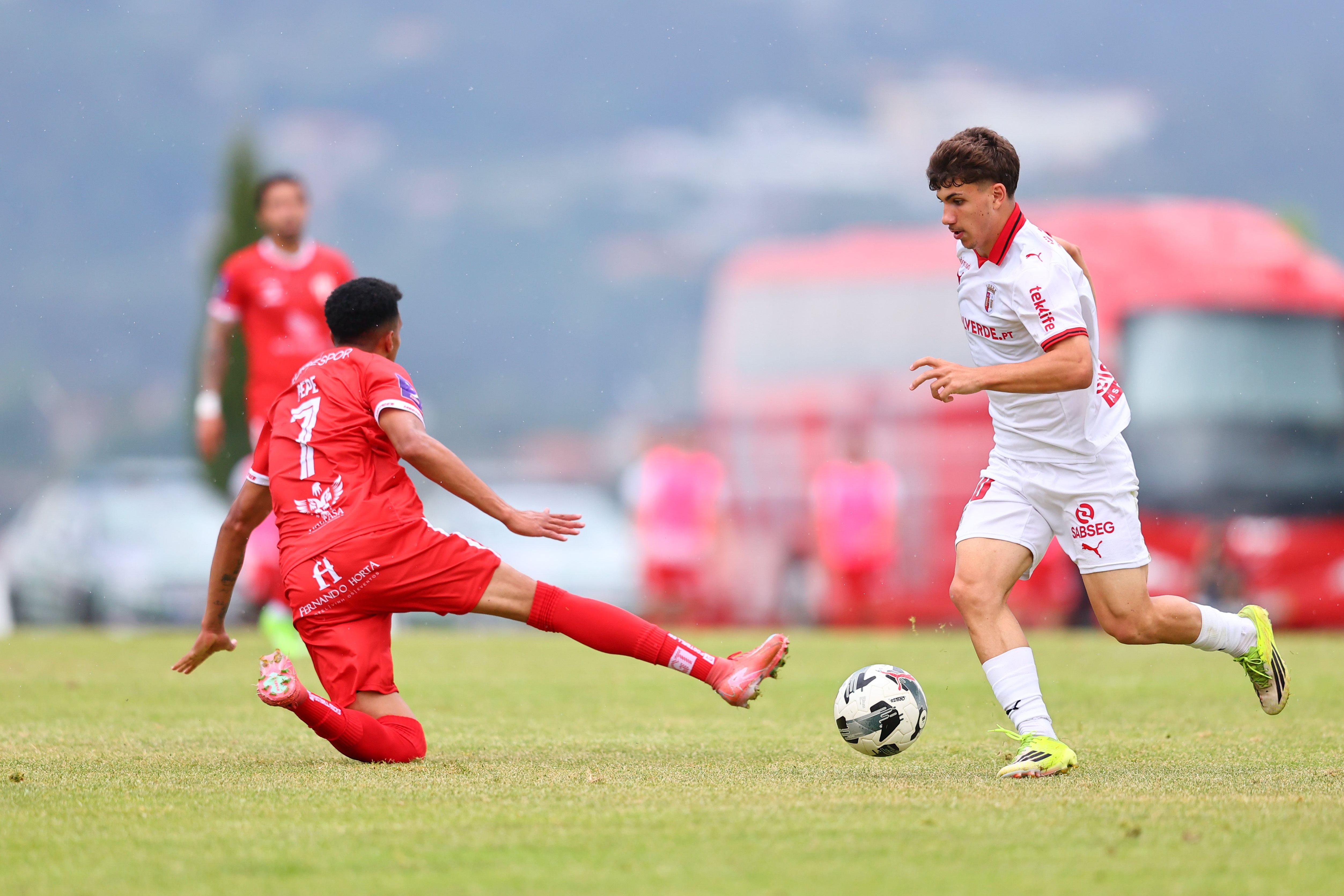 Jovens bracarenses perderam este domingo no reduto do Marco, desfecho que ditou a saída de André Pinto do comando técnico — Foto: FPF