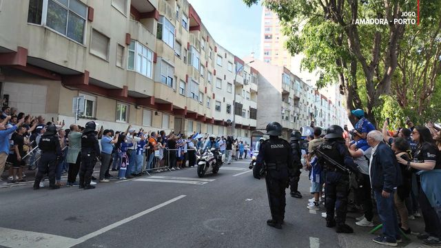 Multidão azul e branca recebeu o autocarro do FC Porto na Amadora