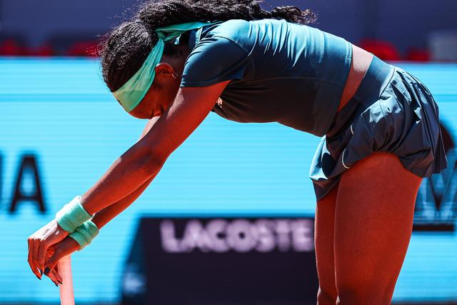 Coco Gauff teve de ser assistida em court e acabou a vomitar. IMAGO