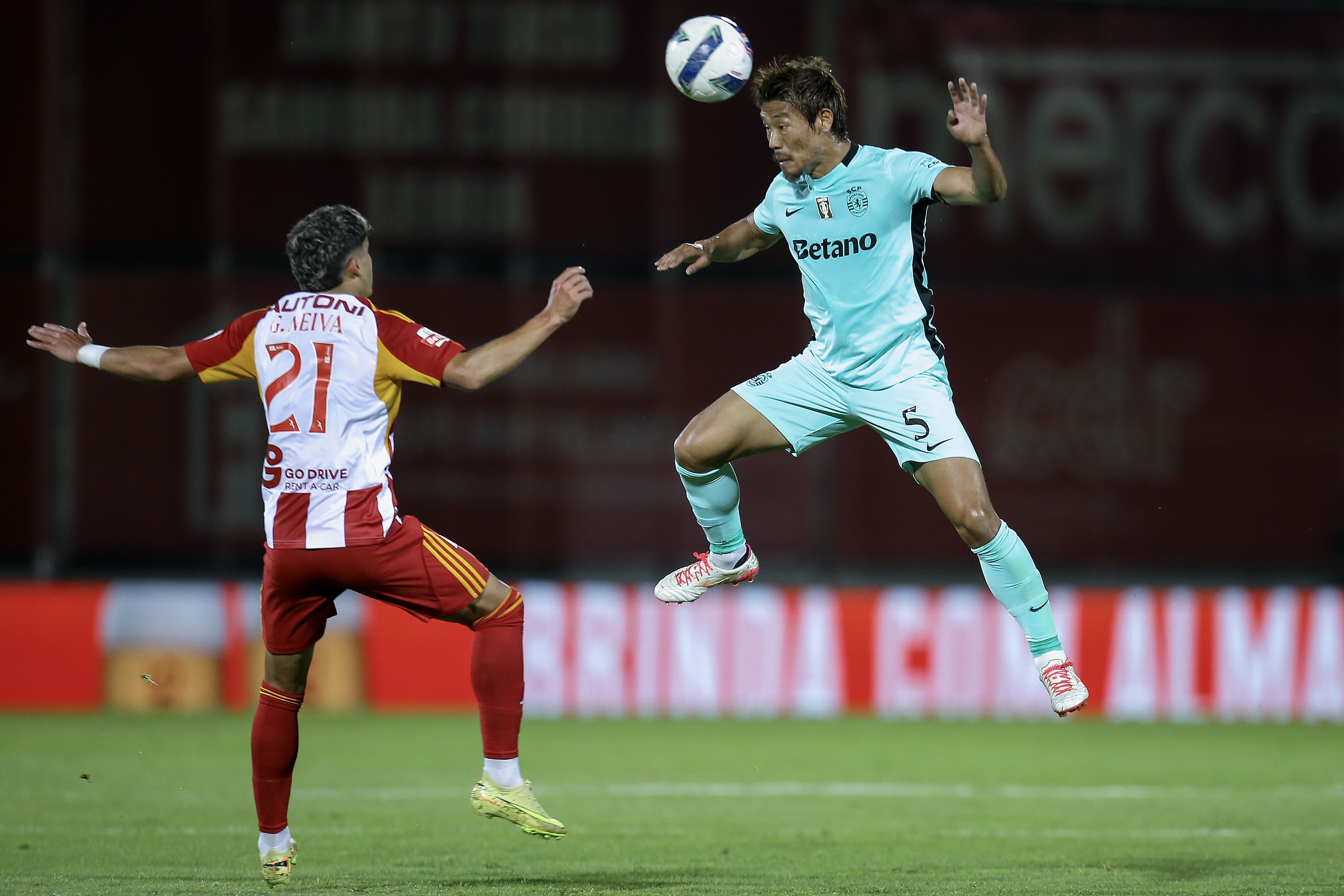 Morita controla a bola no jogo entre o Aves SAD e o Sporting- Foto Manuel Fernando Araújo/EPA