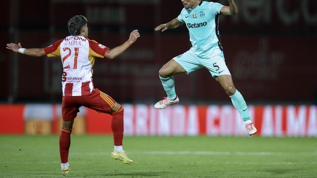 Morita controla a bola no jogo entre o Aves SAD e o Sporting- Foto Manuel Fernando Araújo/EPA