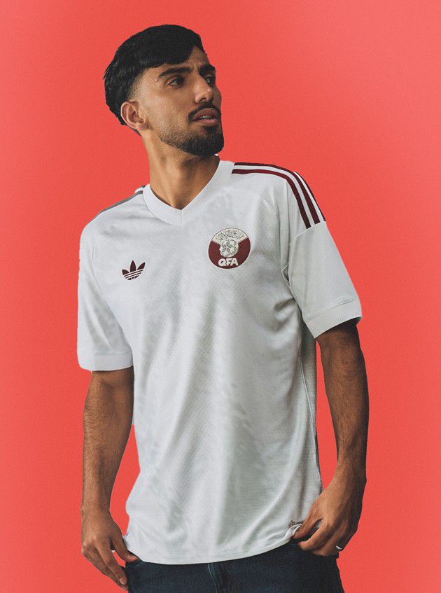 Qatar (Grupo B), camisola secundária. Adidas