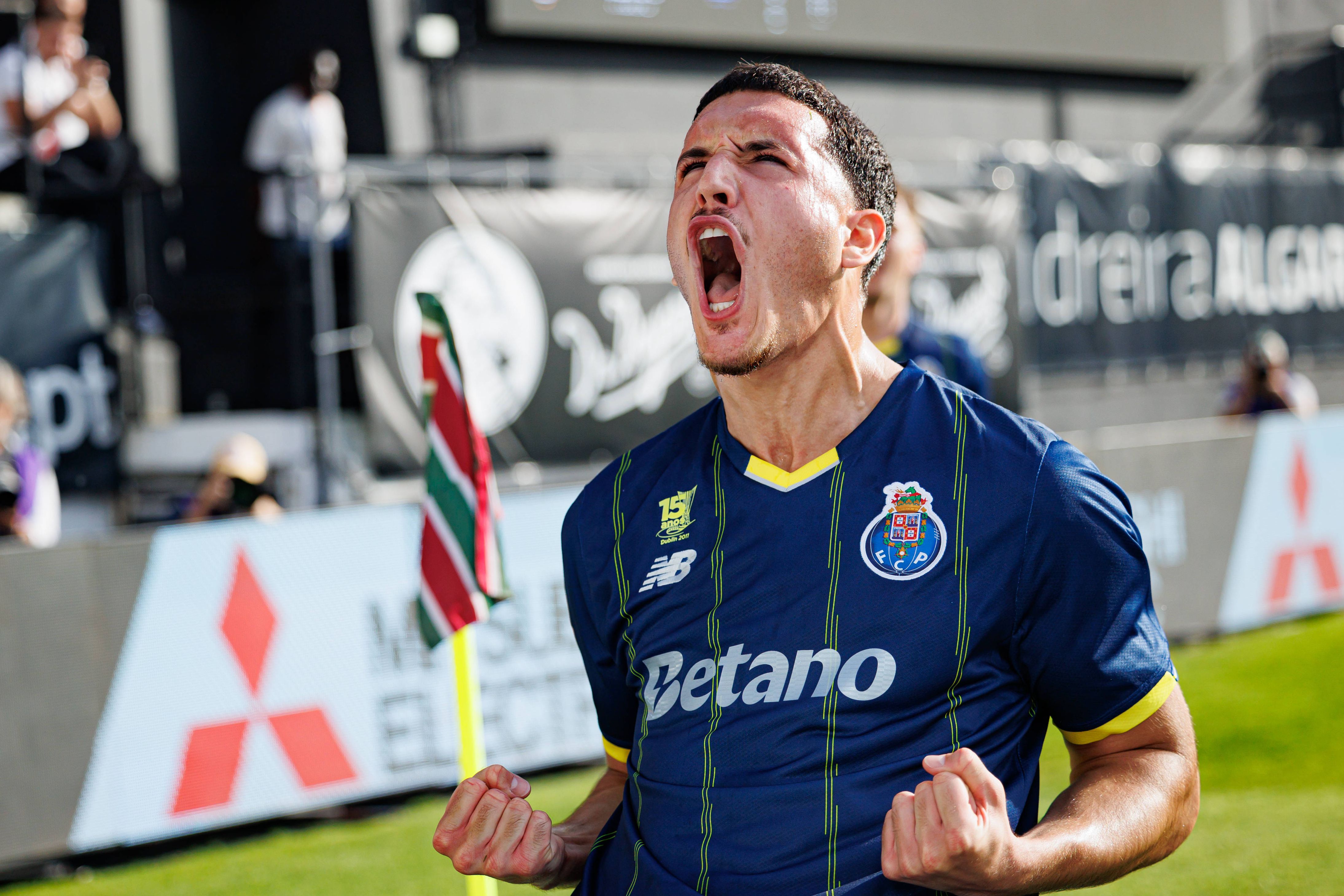 Deniz Gul bisou na Amadora — Foto: IMAGO