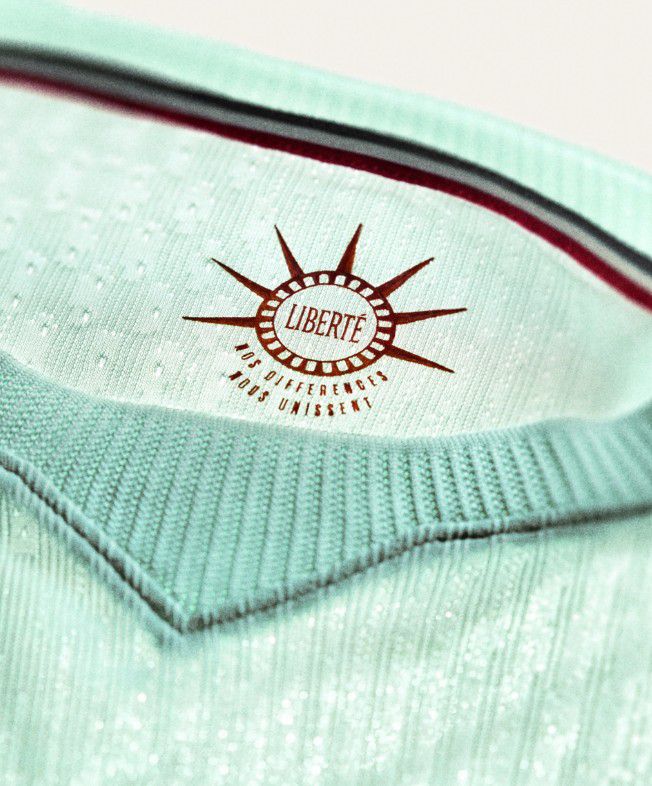 Liberdade. As diferenças unem-nos — a inscrição na camisola secundária da França. Nike