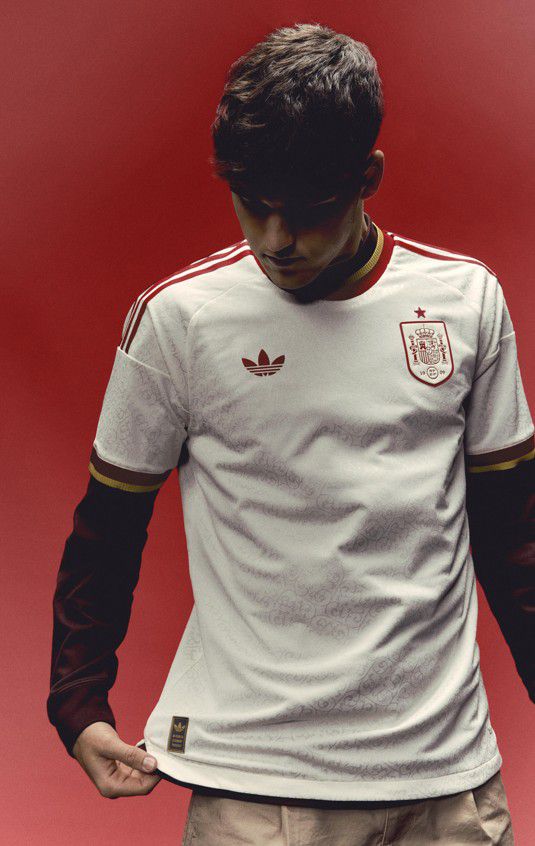 Espanha (Grupo H), camisola alternativa. Adidas