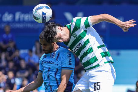 Fortuné e Rafael Mota disputam a bola — Foto: Vizela