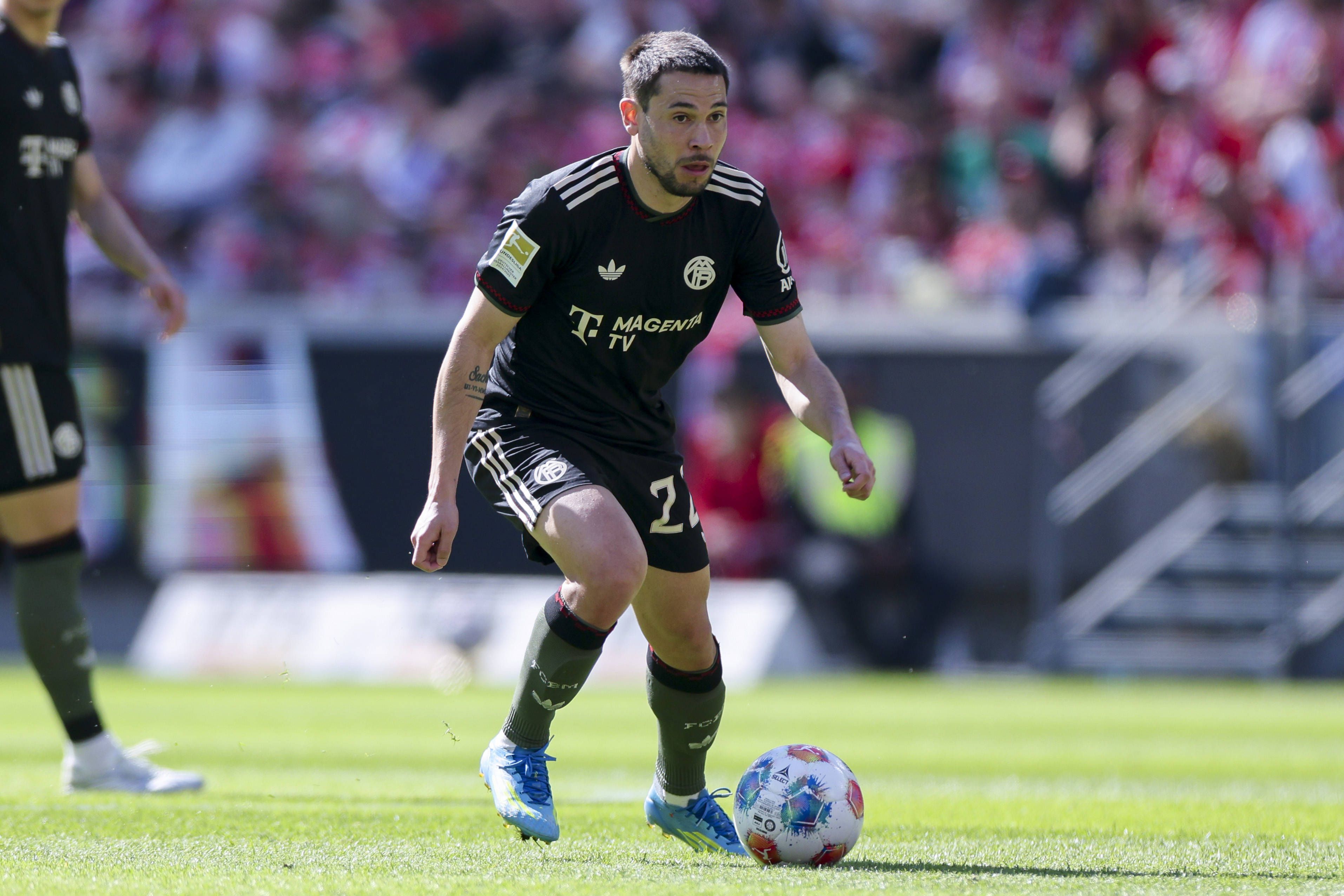 Raphael Guerreiro, lateral-esquerdo português de 32 anos - 5 golos