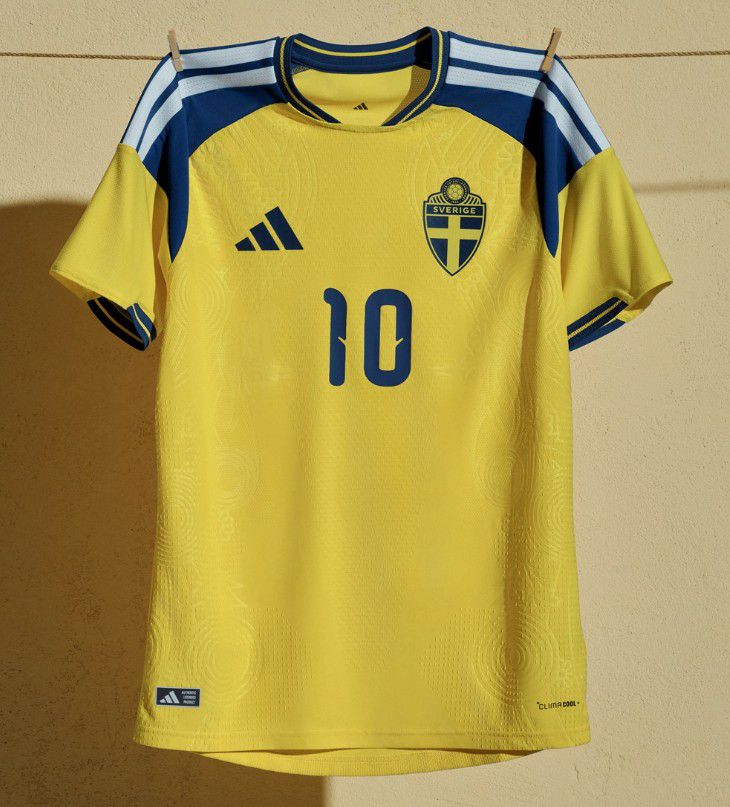 Suécia (Grupo F), camisola principal. Adidas