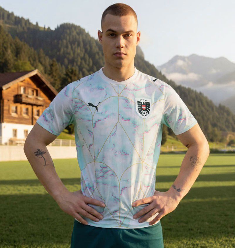 Áustria (Grupo J), camisola alternativa. Puma