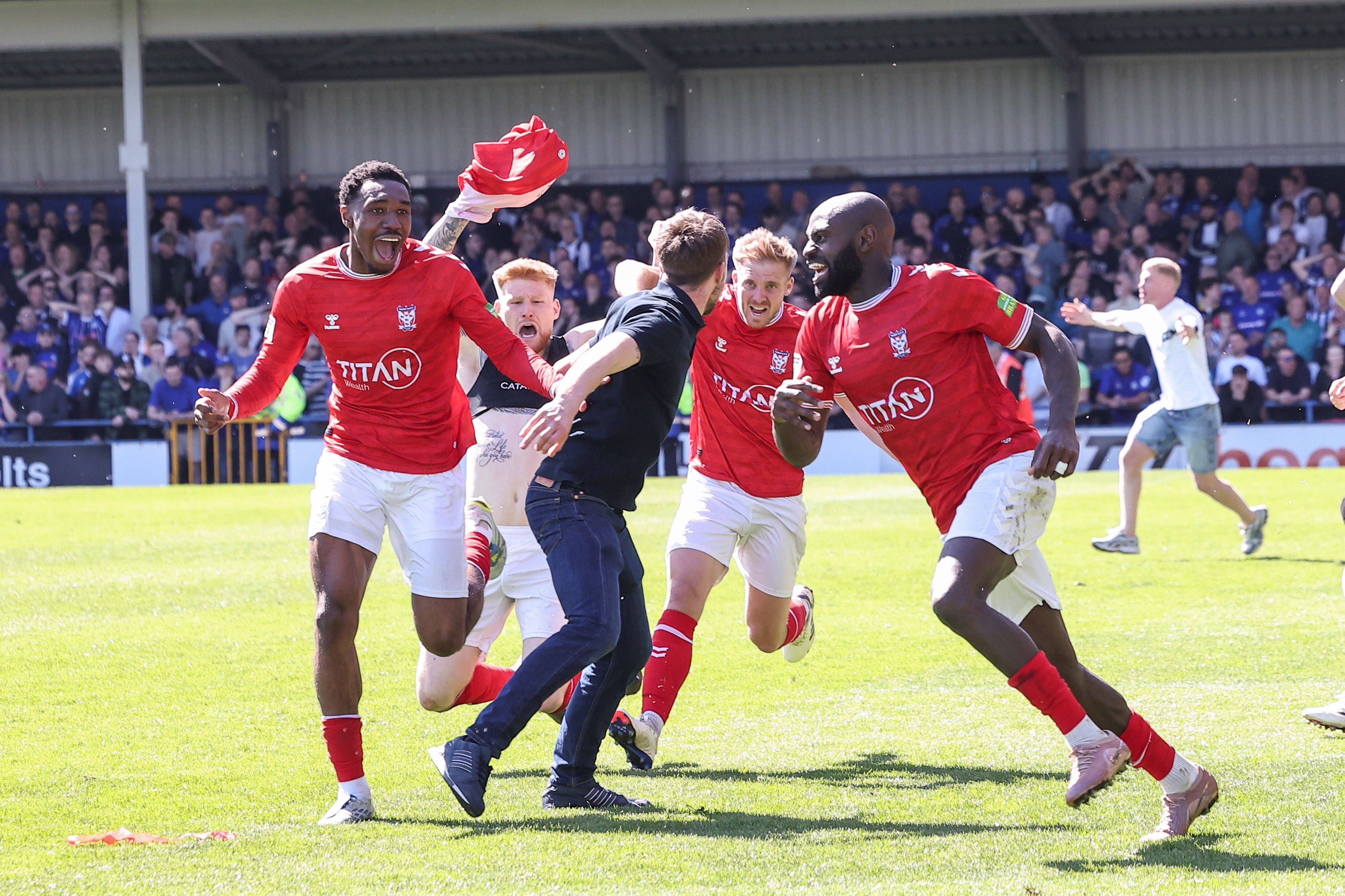 Jogadores do York a festejarem o golo aos 90+13' que deu a subida