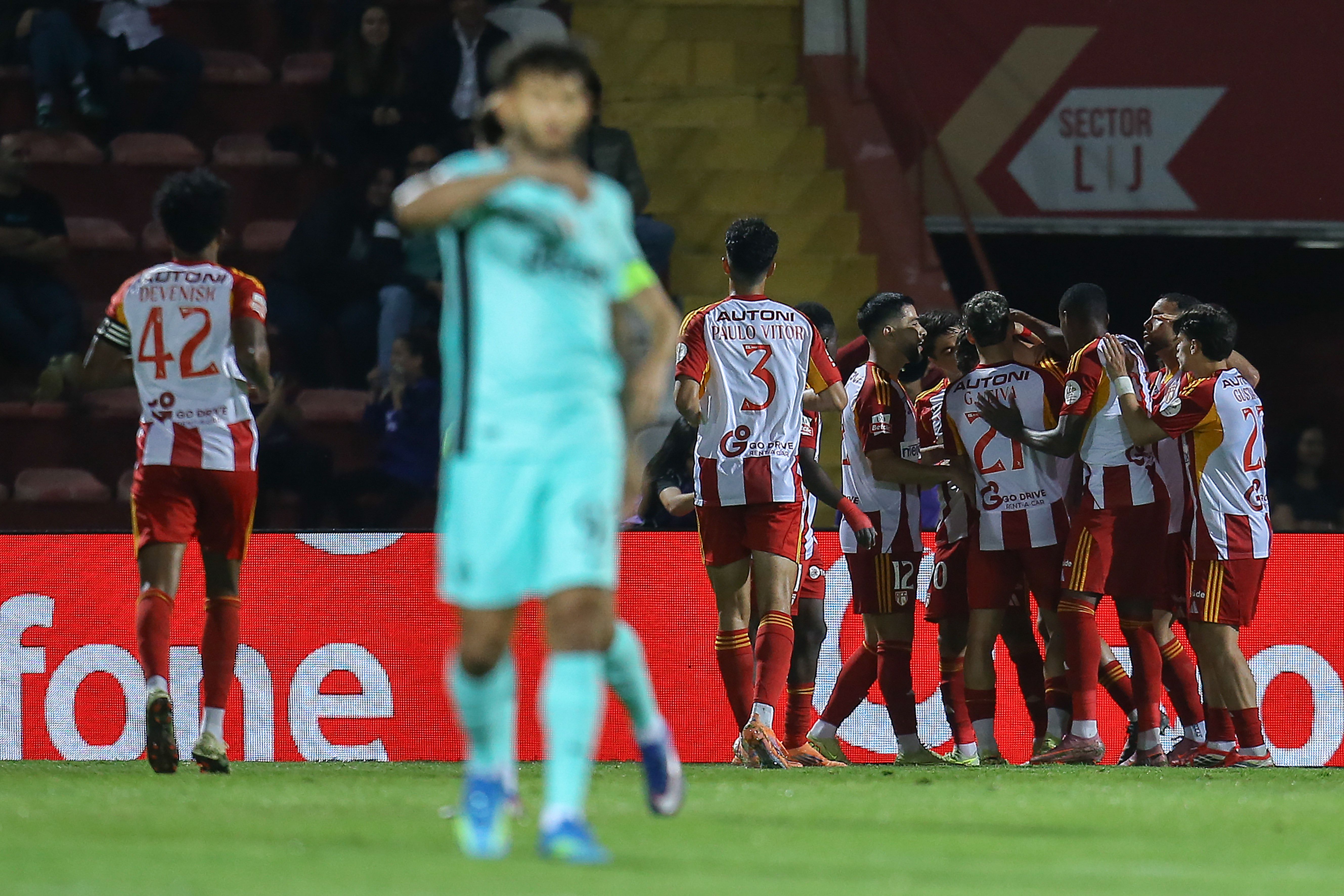 Jogadores do Aves SAD festejam golo marcado ao Sporting - Foto Manuel Fernando Araújo/EPA