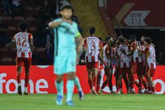 Jogadores do Aves SAD festejam golo marcado ao Sporting - Foto Manuel Fernando Araújo/EPA