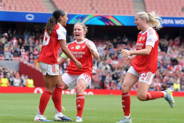 Olivia Smith a festejar o 2-1 para o Arsenal