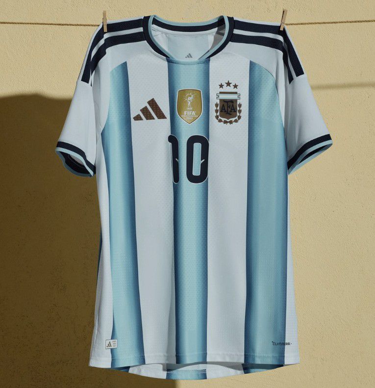 Argentina (Grupo J), camisola principal. Adidas