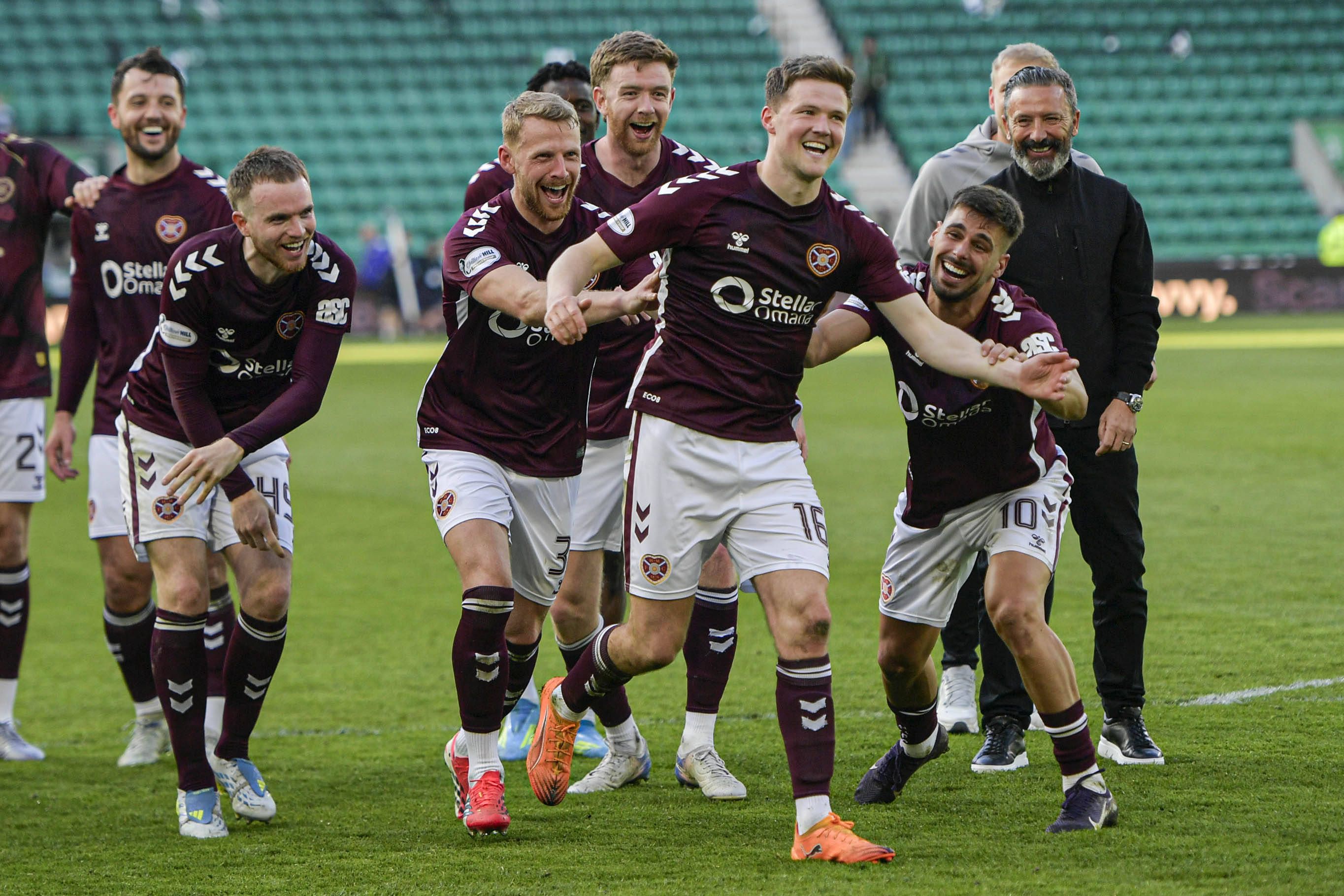 Hearts ganharam com golo aos 86 minutos e com mais dois em campo