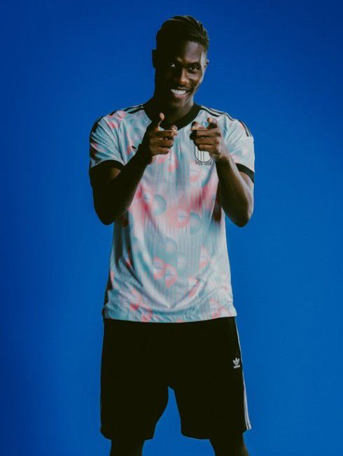 Bélgica (Grupo G), camisola alternativa. Adidas