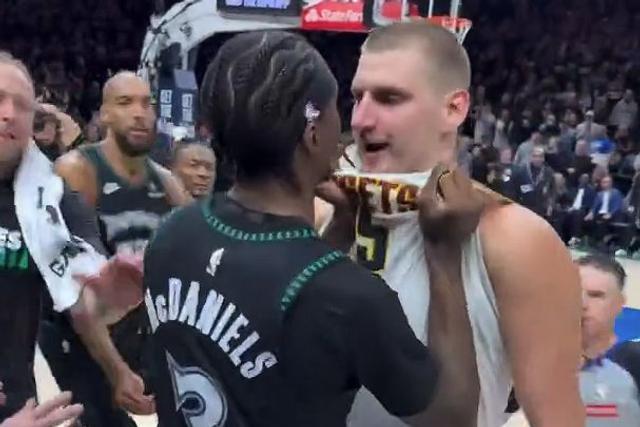 Altercação entre McDaniels e Jokic