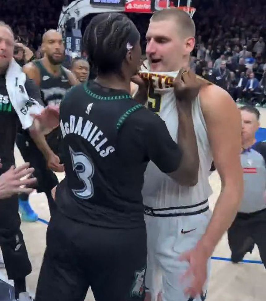 Altercação entre McDaniels e Jokic