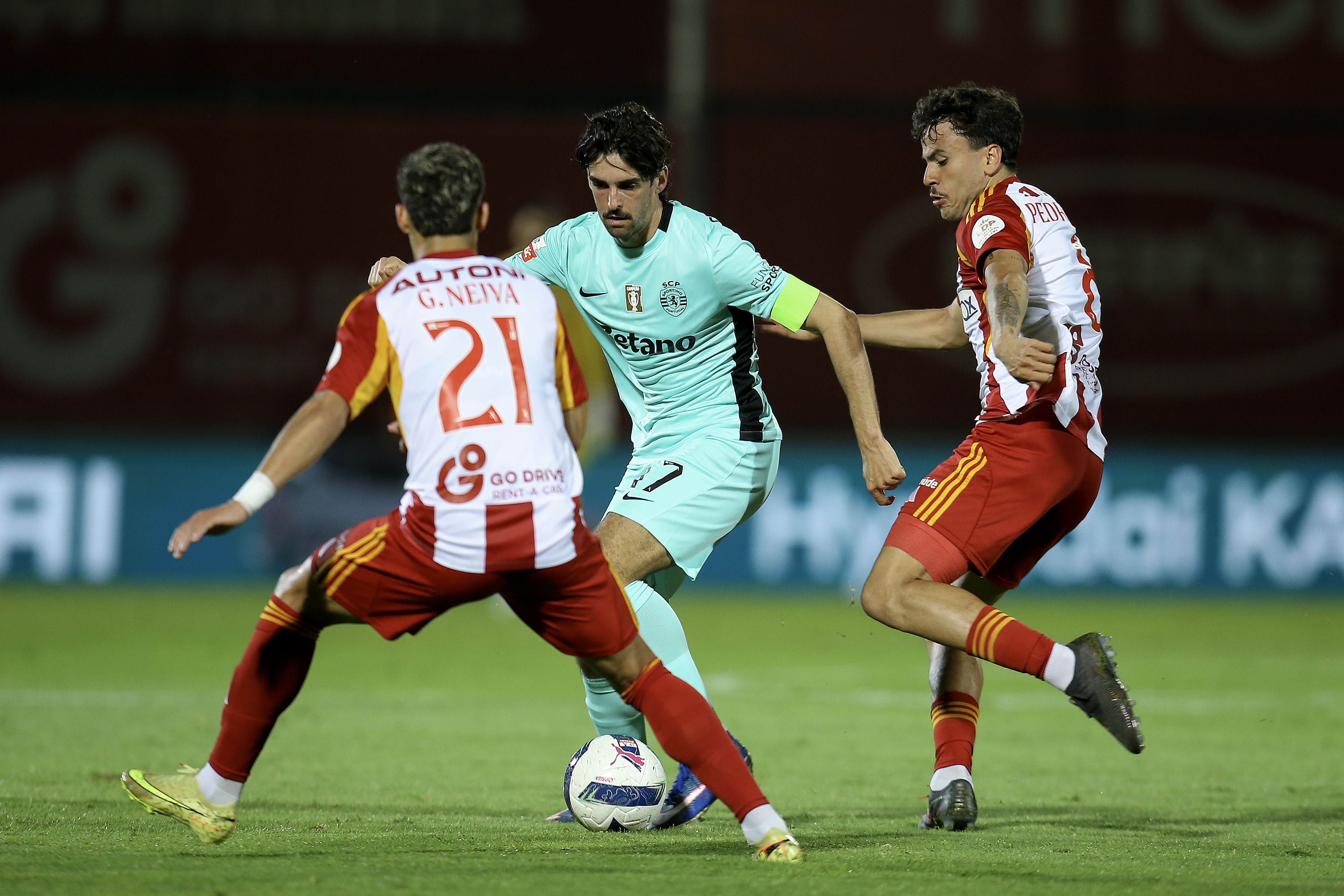 Trincão com a braçadeira de capitão dos leões no jogo entre o Aves SAD e o Sporting- Foto Manuel Fernando Araújo/EPA