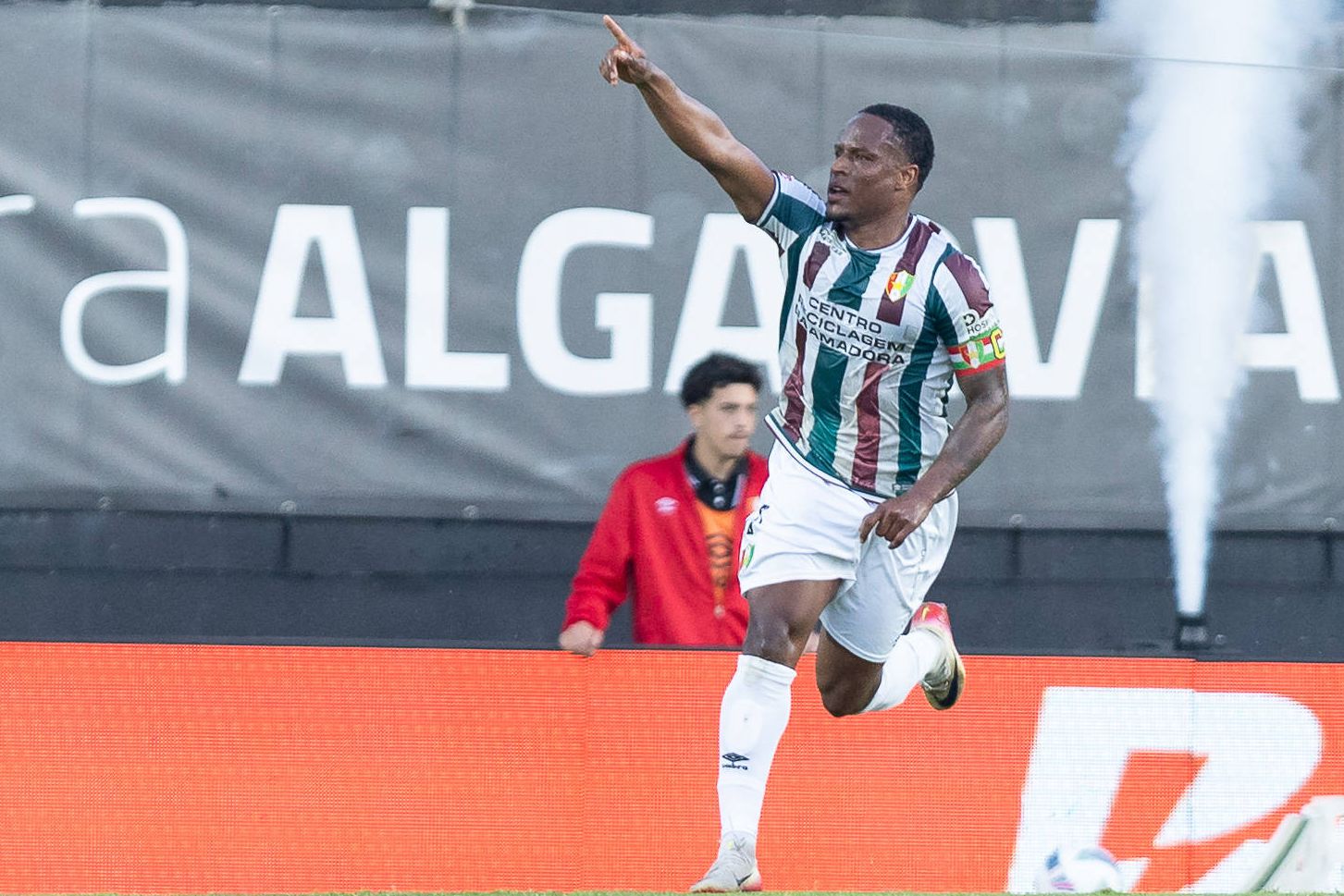 Jovane Cabral ainda fez os adeptos amadorenses acreditar no empate — Foto: IMAGO