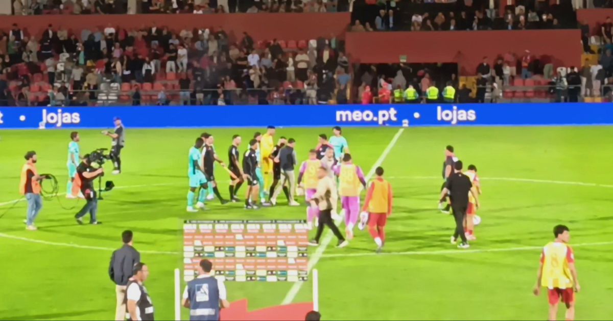 Tal como fez ao intervalo, Rui Borges foi queixar-se ao árbitro no final