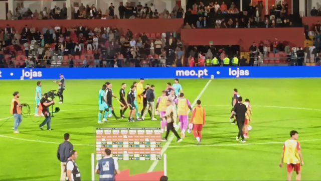 Tal como fez ao intervalo, Rui Borges foi queixar-se ao árbitro no final