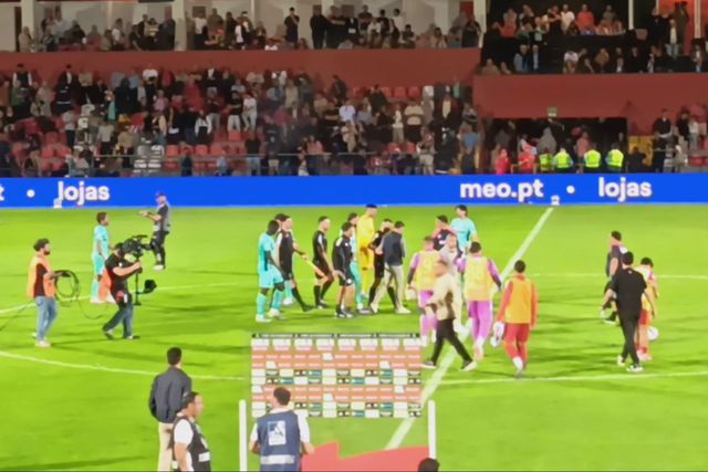 Tal como fez ao intervalo, Rui Borges foi queixar-se ao árbitro no final