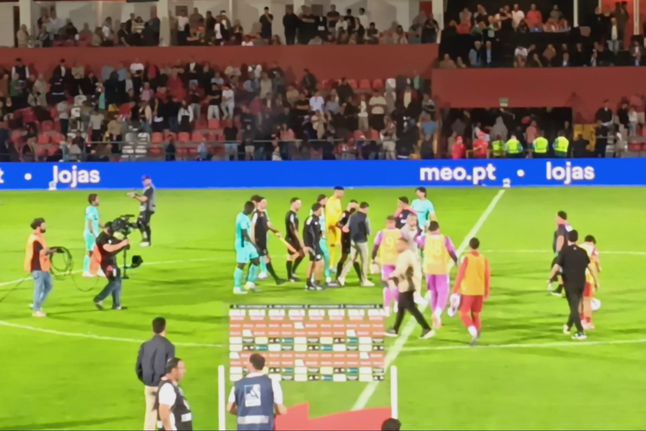 Tal como fez ao intervalo, Rui Borges foi queixar-se ao árbitro no final