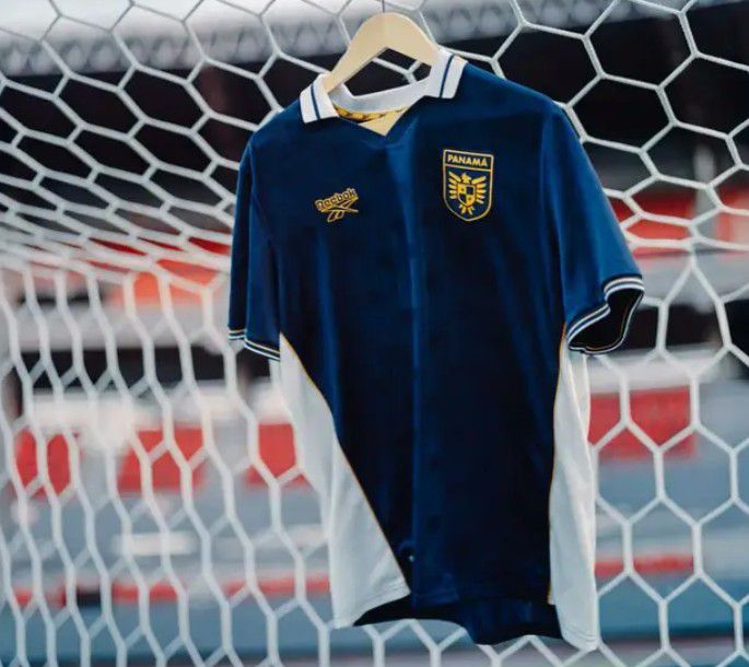 Panamá (Grupo L), camisola alternativa. Reebok
