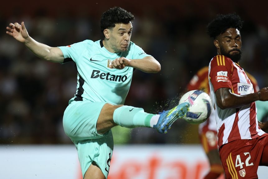Pedro Gonçalves em zona de perigo na área avense. Foto Manuel Fernando Araújo/EPA
