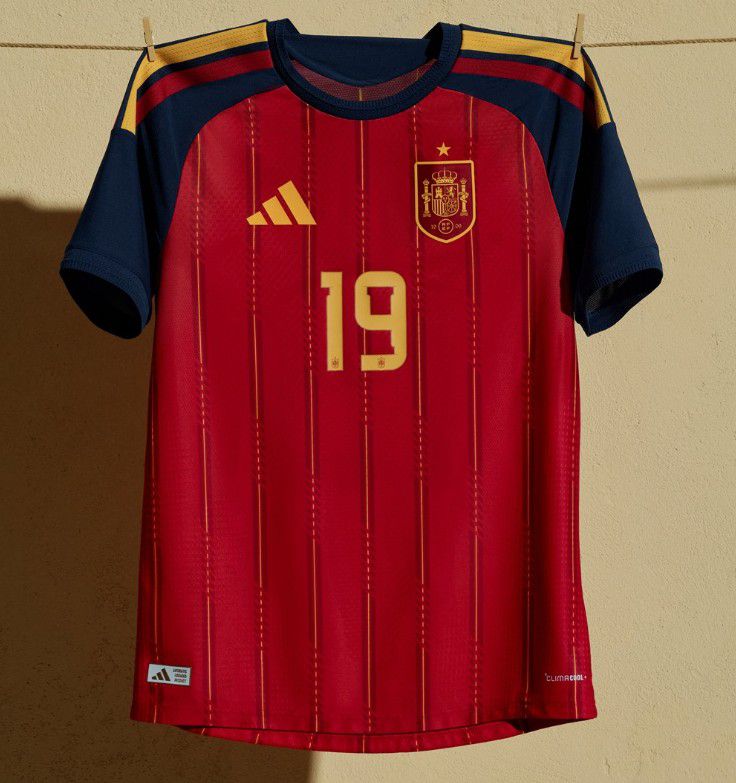 Espanha (Grupo H), camisola principal. Adidas