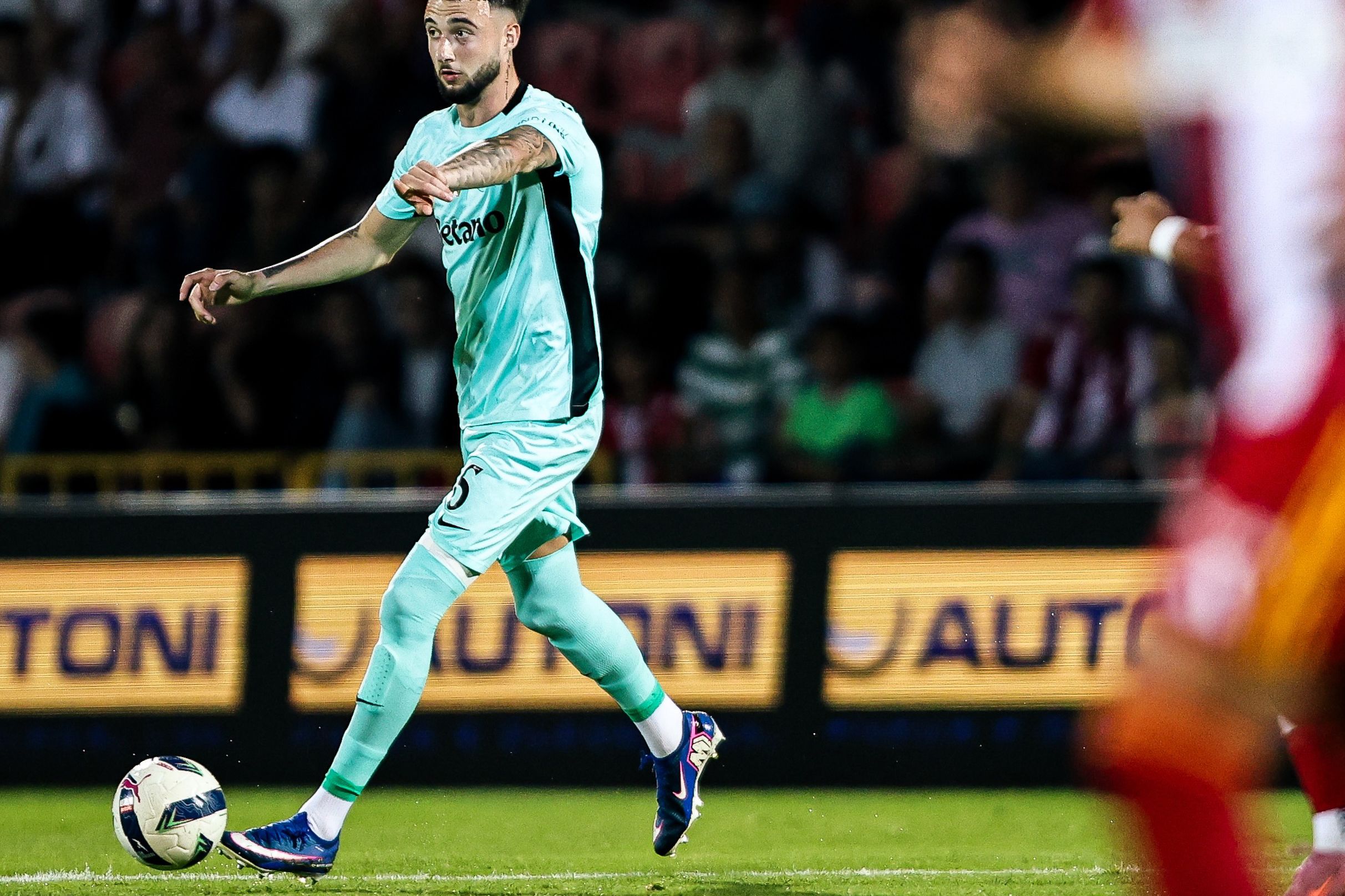 Debast conduz a bola no jogo frente ao Aves SAD (Foto Liga Portugal)