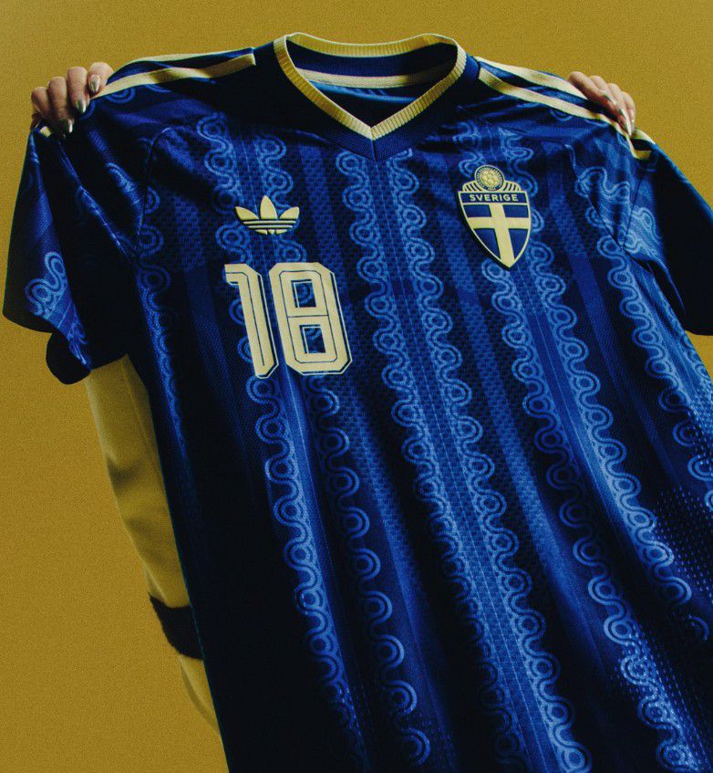 Suécia (Grupo F), camisola alternativa. Adidas