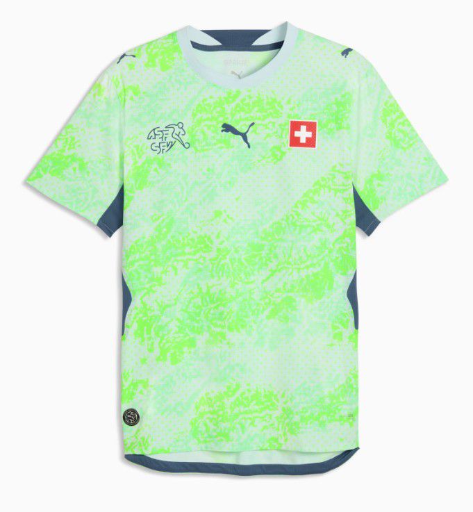 Suíça (Grupo B), camisola alternativa. Puma