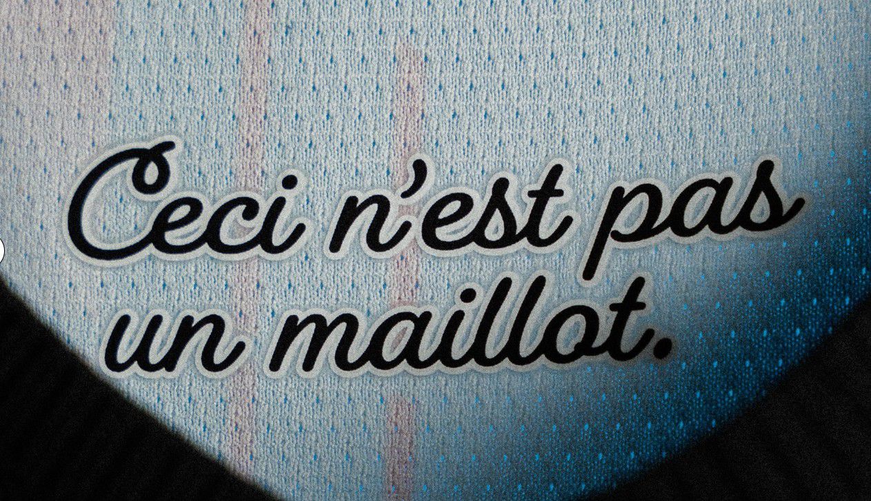 Isto não é uma camisola: pormenor no equipamento secundário da Bélgica, inspirado em René Magritte, e no quadro A Traição das Imagens, onde está escrito Isto não é um cachimbo. Adidas