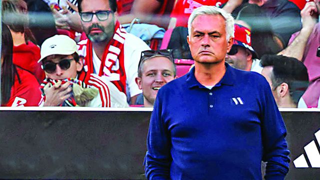 José Mourinho, 63 anos, tem contrato com o Benfica até 2027, mas não é certo que continue na Luz — Foto: IMAGO