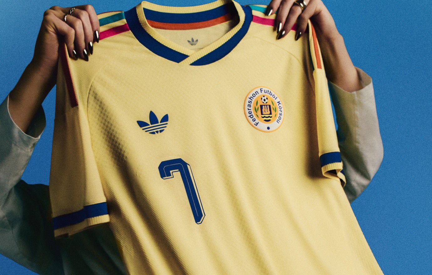 Curaçao (Grupo E), camisola alternativa. Adidas
