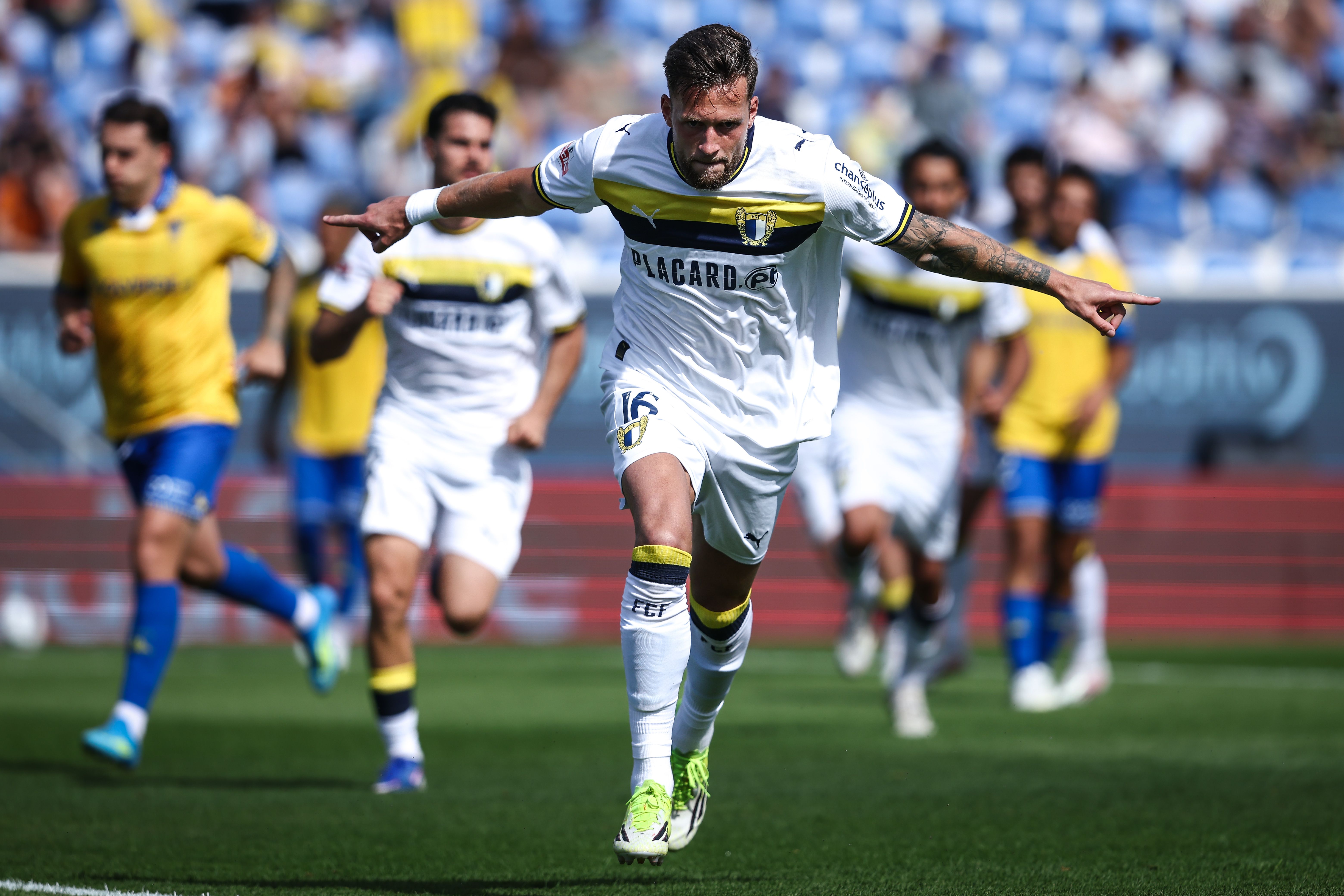 Justin de Haas apontou, de penálti, o tento que deu a vitória ao Famalicão no terreno do Estoril — Foto: Rodrigo Antunes/LUSA