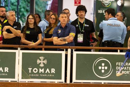 Rui Neto, técnico do OC Barcelos, desiludido com a Taça perdida. Foto FPP