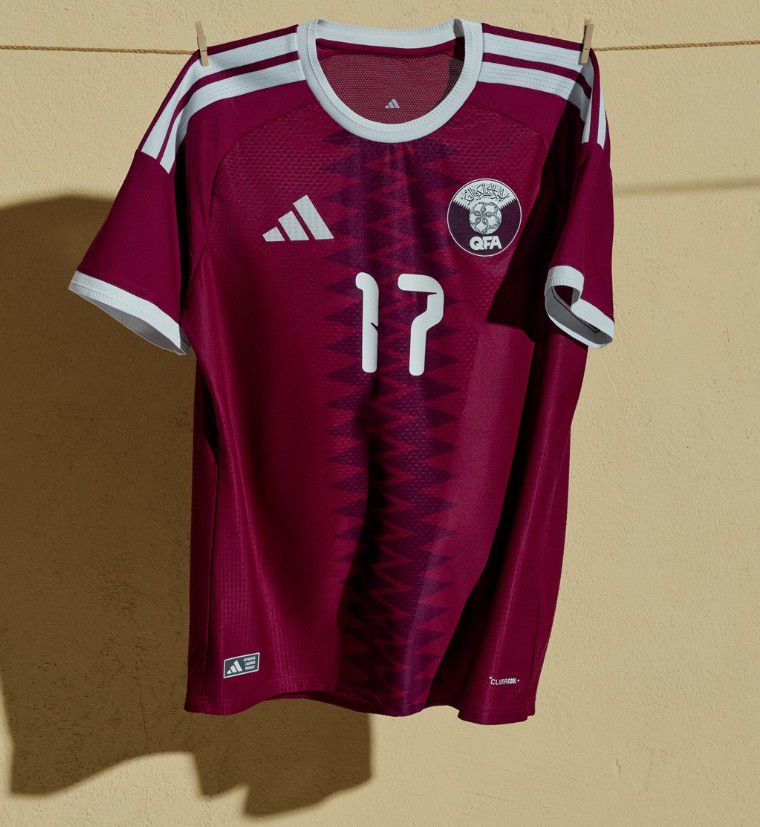 Qatar (Grupo B), camisola principal. Adidas