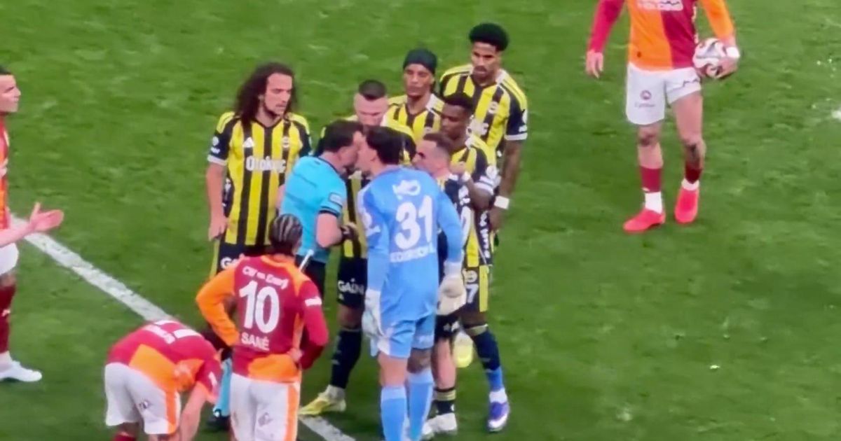 Ederson descontrola-se e encosta cabeça ao árbitro após ser expulso