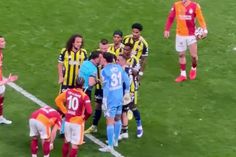 Ederson descontrola-se e encosta cabeça ao árbitro após ser expulso