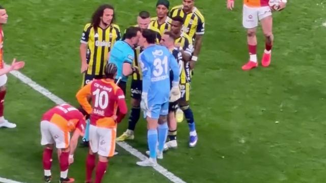 Ederson descontrola-se e encosta cabeça ao árbitro após ser expulso