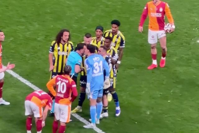 Ederson descontrola-se e encosta cabeça ao árbitro após ser expulso