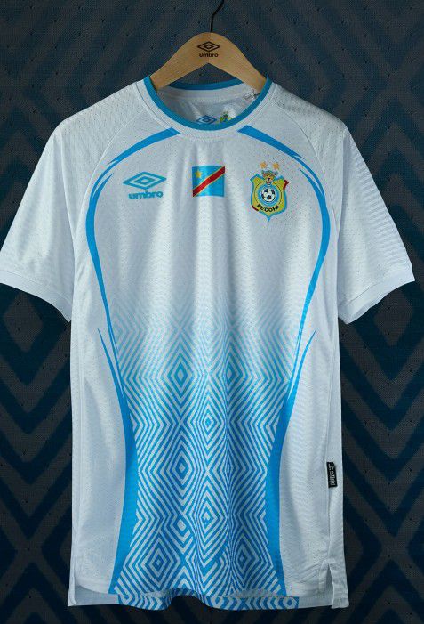 RD Congo (Grupo K), camisola alternativa. Umbro