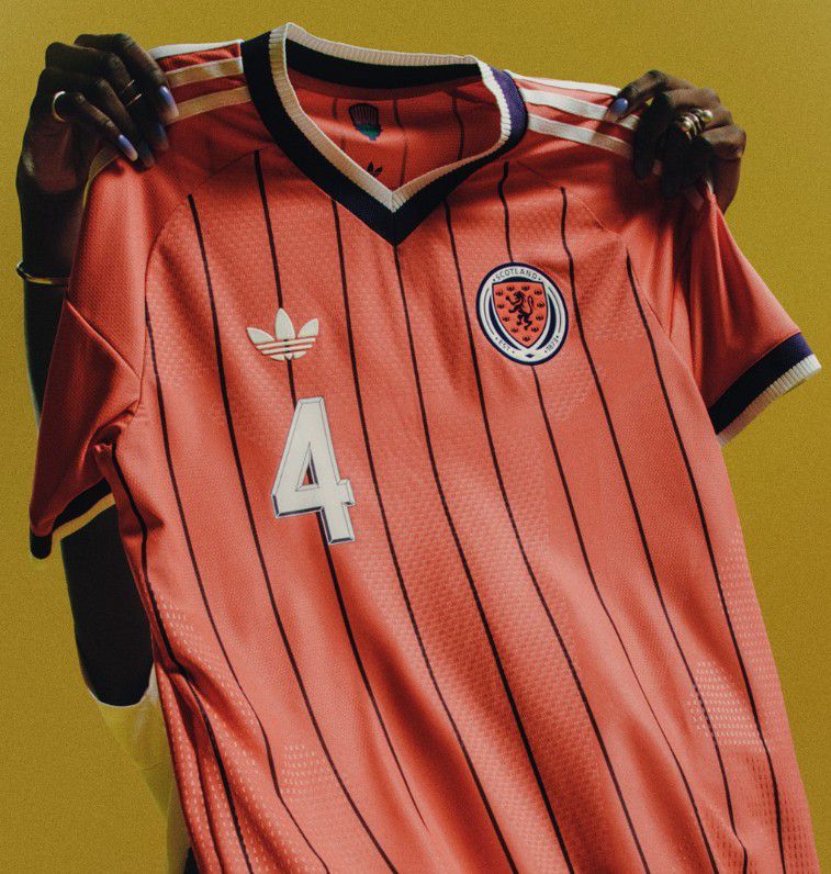 Escócia (Grupo C), camisola alternativa. Adidas